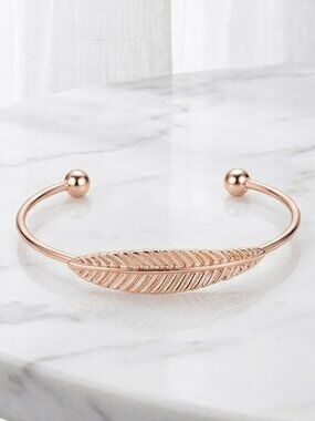 Ladies Gold Leaf Dangle Bracelet